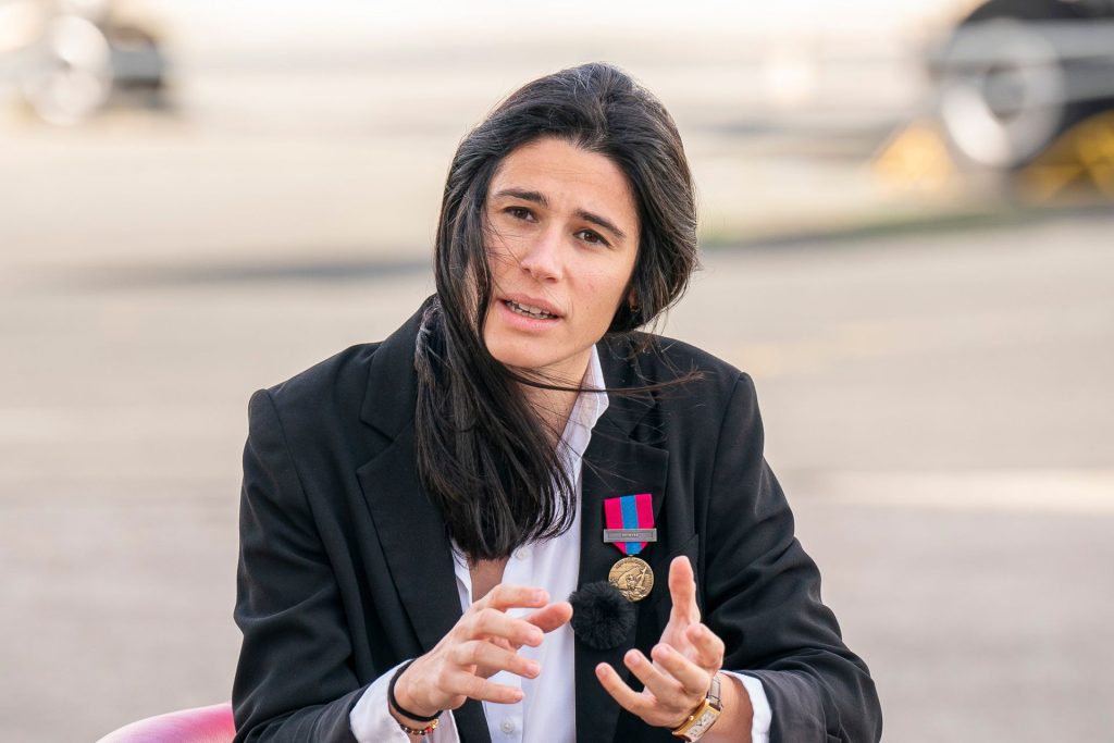 De sa première négociation sans voix à un contrat d’un milliard d’euros : l’ascension de Chloé, acheteuse civile au ministère des armées