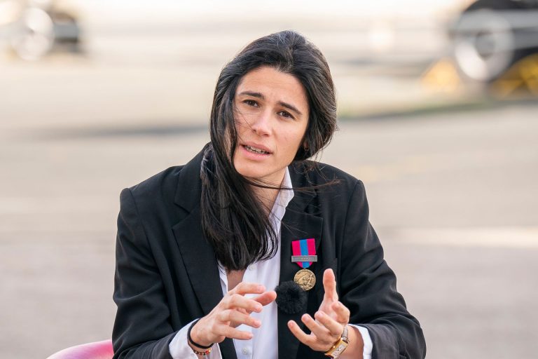 De sa première négociation sans voix à un contrat d’un milliard d’euros : l’ascension de Chloé, acheteuse civile au ministère des armées