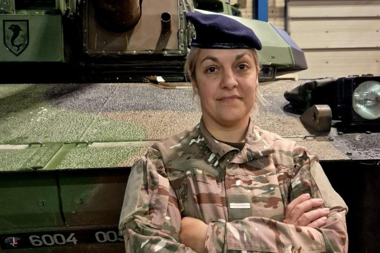 “Le but du jeu est très simple : les véhicules doivent rouler coûte que coûte” : rencontre avec l’adjudant-chef Hélène, chef d’atelier véhicules à roues dans l’armée de Terre