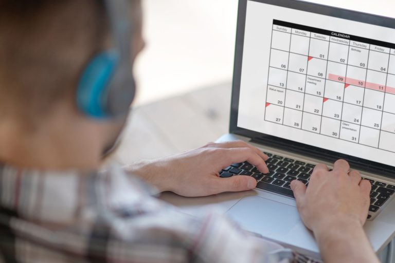 Mon Master, c’est le passage incontournable pour candidater en première année de master après sa licence. Pour cette édition 2026, la plateforme s’appuie sur un calendrier précis et plusieurs étapes clés qu’il vous est essentiel de comprendre pour bien réussir votre candidature. Alors, voici le fonctionnement de Mon Master 2026, ses temps forts, et la manière d’utiliser My Job Glasses pour être accompagné et faire des choix éclairés pour la suite de votre parcours.