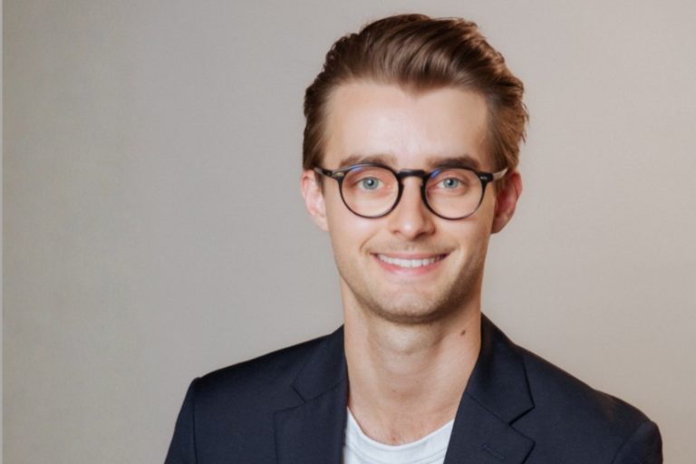 Augustin Carassus, Chef de projet Communication Digitale Caisse d’Epargne Ile-de-France : “Cliquer sur ‘postuler’ ne suffit pas. Il faut activer un maximum de canaux, y compris My Job Glasses”