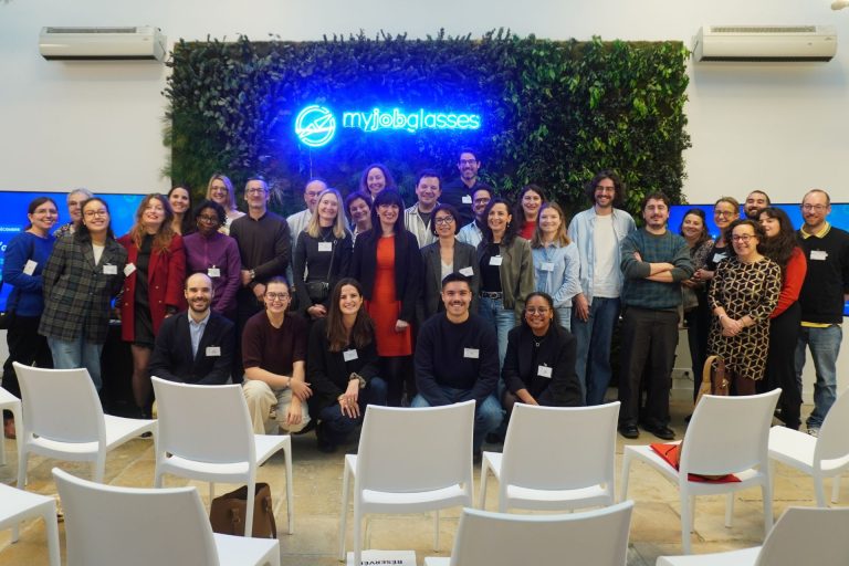 Dans un paysage de l’orientation marqué par l’incertitude et les choix par défaut, une conviction s’impose : rien ne remplace la rencontre. À l’occasion de ses 10 ans, My Job Glasses a réuni enseignants, responsables pédagogiques et acteurs de l’enseignement supérieur pour interroger le rôle fondamental de l’échange humain dans les parcours d’orientation et d’insertion professionnelle. Une matinée pour rappeler que, du lycée aux premiers pas sur le marché du travail, oser rencontrer peut tout changer.