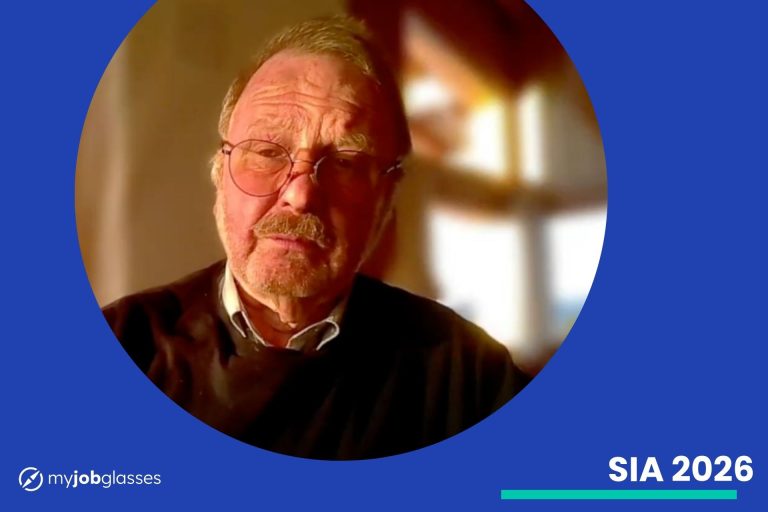 Parler d’oliviers avec Patrick Ochs, c’est entrer dans un univers à la fois poétique et profondément technique. Ancien enseignant-chercheur en sciences de gestion, il s’est reconverti il y a vingt-cinq ans dans la production d’huile d’olive. Un métier qu’il exerce aujourd’hui avec une passion intacte pour l’innovation et un profond respect du vivant. Le résultat est à la hauteur de cet engagement : l’huile d’olive qu’il produit avec son épouse figure, depuis plus de dix ans, parmi les meilleures au monde. Alors que le soleil se couchait sur son exploitation provençale, nous avons souhaité échanger avec lui sur son parcours, son métier et sa vision de l’oléiculture.