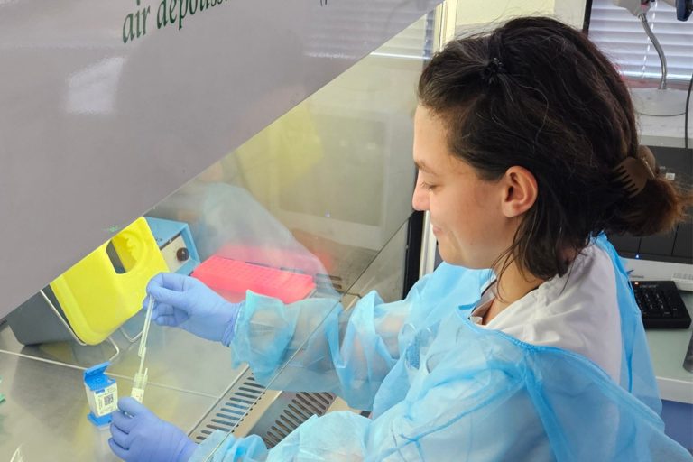 Anna, technicienne de laboratoire militaire au Service de santé des armées : “Travailler dans un service technique et faire partie de la chaîne de soins donne du sens à mon quotidien”