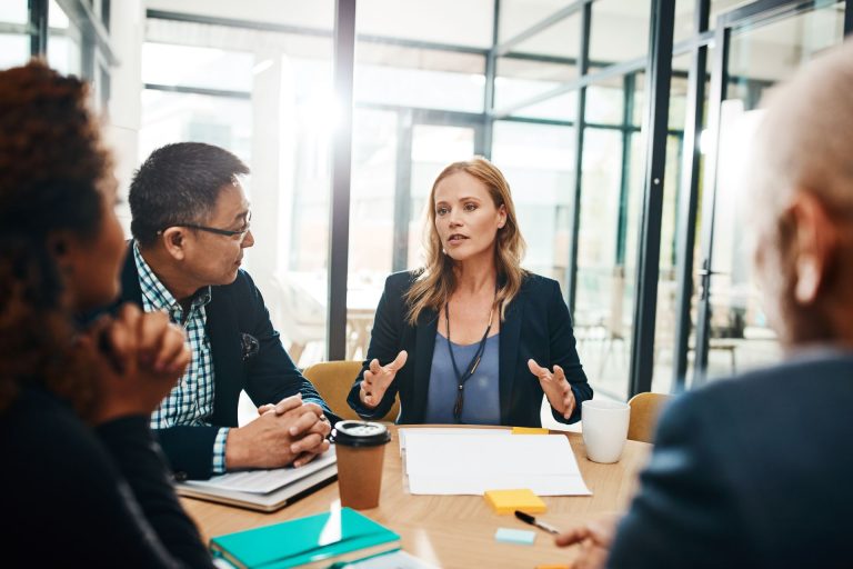 My Job Glasses, c’est la première plateforme européenne de rencontres professionnelles. Et comme nous prenons notre mission très à cœur, nous souhaitons vous procurer des “fiches métiers améliorées”, reposant sur le témoignage concret de celles et ceux que nous avons déjà interviewés. Afin de mieux choisir votre orientation ou votre réorientation, découvrez ce que la gestion de crise signifie vraiment, quel est son quotidien et quel parcours effectuer pour y parvenir.