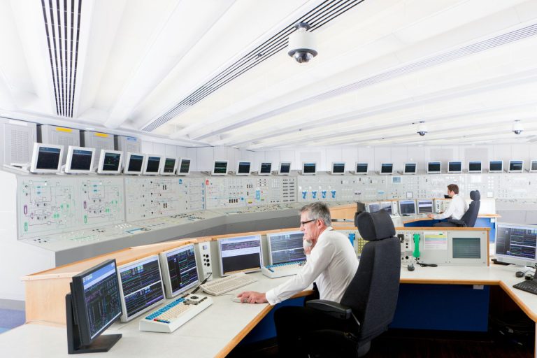 Laurent, opérateur en centrale nucléaire sur le site du Tricastin, exerce depuis 19 ans chez EDF. Parti d'un DUT et d'une curiosité toute simple, il a gravi les échelons en interne, de technicien d'exploitation à opérateur, en passant par presque deux ans de formation sur simulateur. Lors d'un webinaire animé par Émilie Korchia, CEO de My Job Glasses, en partenariat avec France Travail, Laurent a ouvert les portes d'un métier peu connu, exigeant, et qu'il pratique avec une passion rare. Son message aux candidats en reconversion ou en recherche d'emploi est simple : postulez !