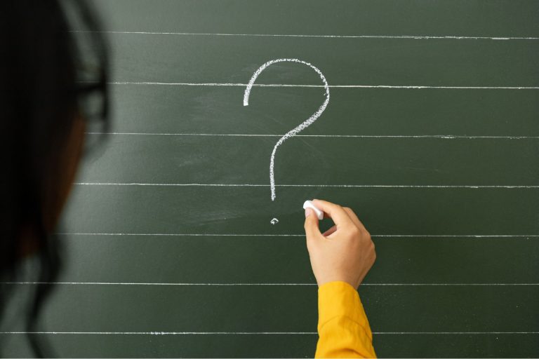 My Job Glasses, c’est la première plateforme européenne de rencontres professionnelles. Et comme nous prenons notre mission très à cœur, nous souhaitons répondre à tes questions, que tu sois collégien, lycéen ou encore étudiant. Alors, afin que tu puisses choisir ton orientation le plus sereinement possible, nous t’avons concocté une “trousse à outils” utile et pédagogique.